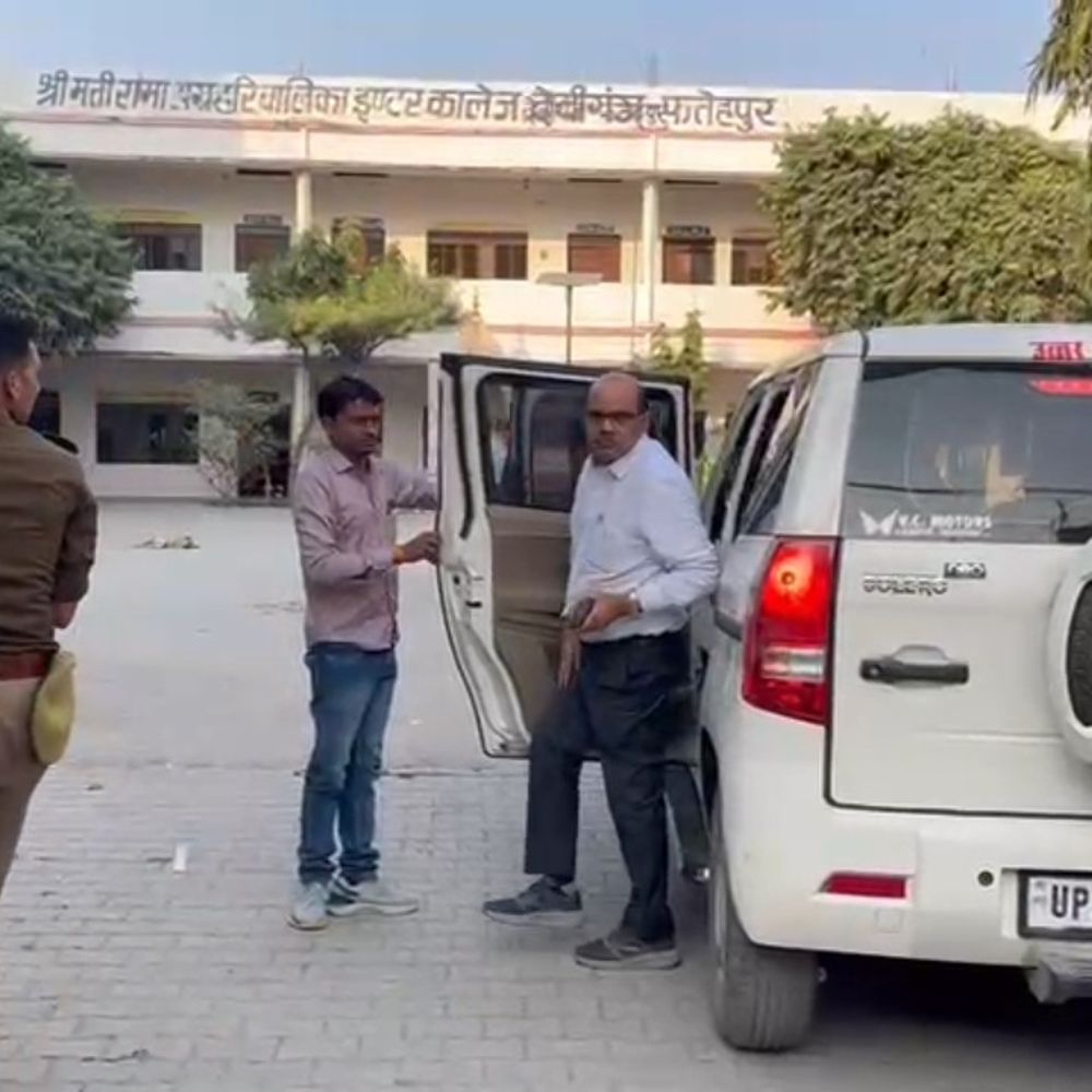 फतेहपुर में यूपी बोर्ड परीक्षा में ‘मुन्ना भाई’ पकड़ा गया:दूसरे छात्र की जगह दे रहा था हिंदी का पेपर, फर्जी आधार कार्ड बरामद