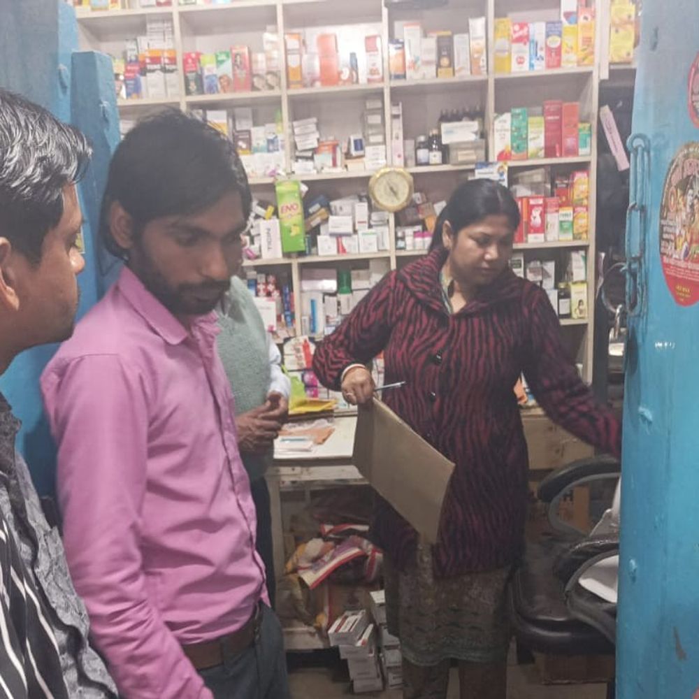 हरदोई में मेडिकल स्टोर पर छापेमारी, बिक्री पर रोक:कोडीन सिरप मामले में दस्तावेज नहीं मिलने पर कार्रवाई