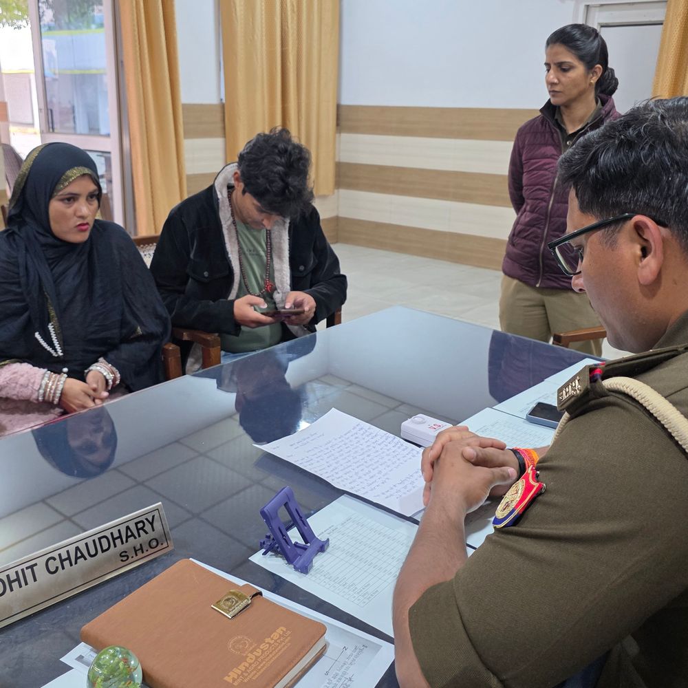 बुर्के में कांवड़ लाने वाली तमन्ना को धमकी:पति के साथ संभल पुलिस से मिली, कट्टरपंथियों पर जिंदा जलाने की धमकी का आरोप