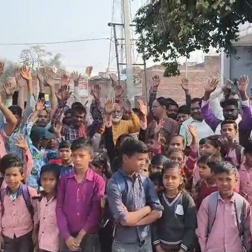 500 रुपए का लालच देकर अधेड़ ने छात्रा को दबोचा:कार्रवाई न होने ने ग्रामीण और स्कूली बच्चों ने किया प्रदर्शन, बच्चों ने स्कूल जाने से किया इंकार