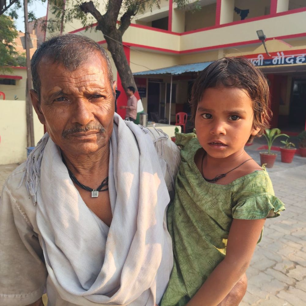 हमीरपुर में बच्ची के अपहरण का प्रयास:लोगों ने कथित बाबा को पकड़कर पुलिस को सौंपा, जांच जारी