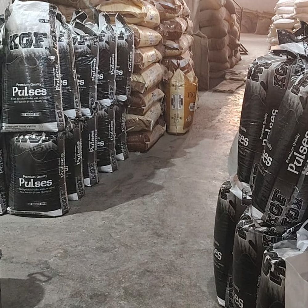 दाल मिल पर छापा, 316 बोरी उड़द जब्त:भाटापारा में 8 लाख का माल सीज, रंग मिलाकर बेचने का संदेह