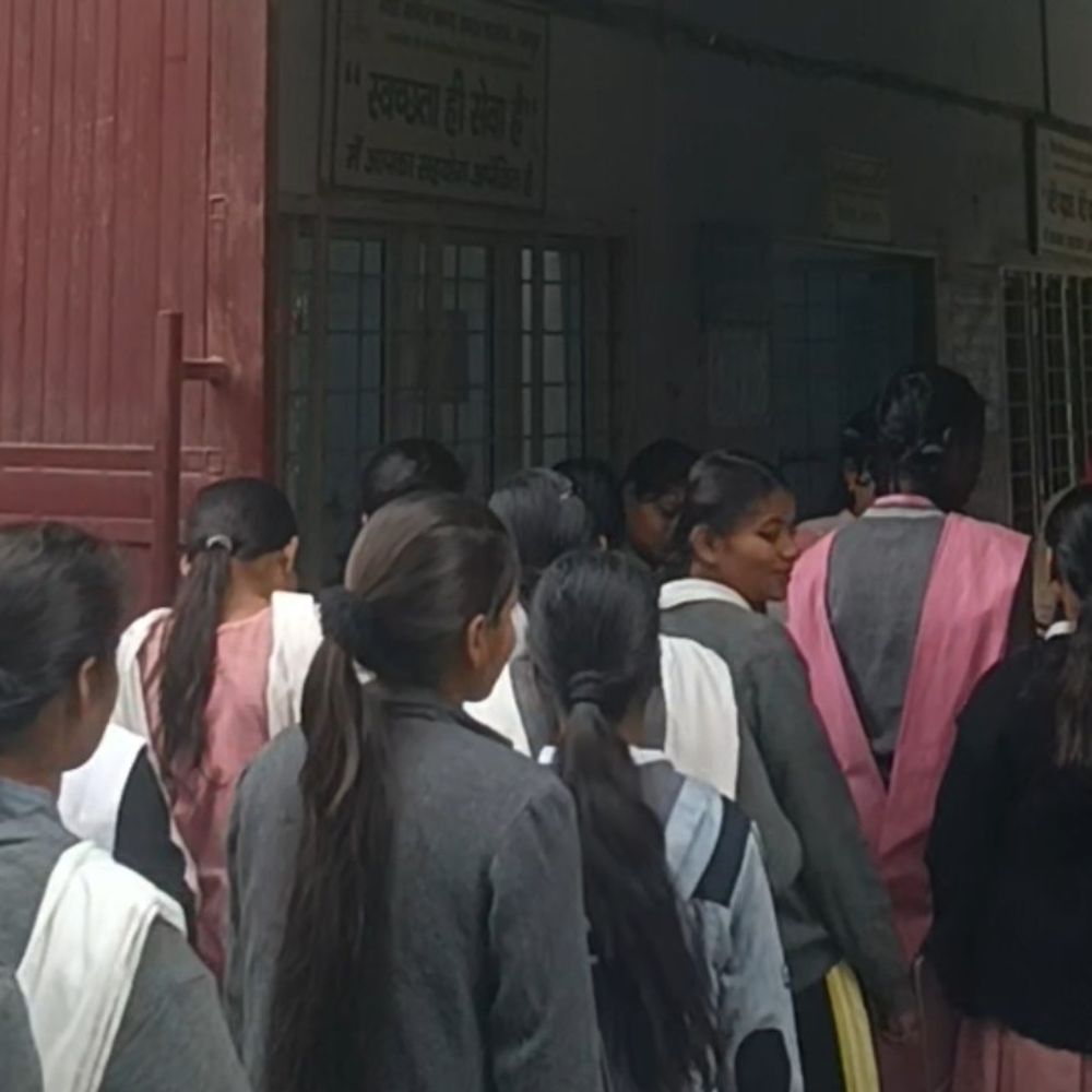 रामपुर में यूपी बोर्ड परीक्षा शुरू:74 केंद्रों पर 25 हजार से अधिक छात्र शामिल, नकल रोकने को कड़े इंतजाम