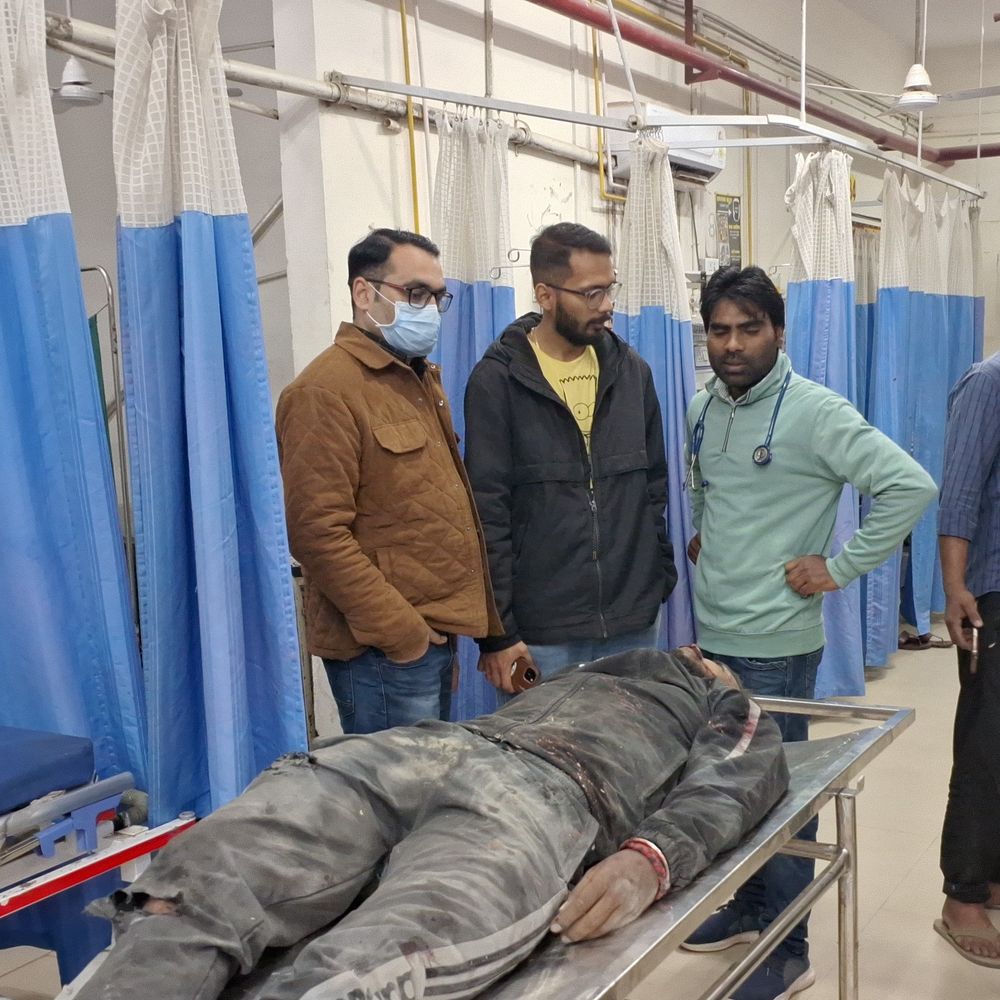 गाजीपुर में ब्रेजा कार ने बाइक सवार को मारी टक्कर:एक युवक की मौत, दूसरा गंभीर; गाड़ी की तलाश जारी