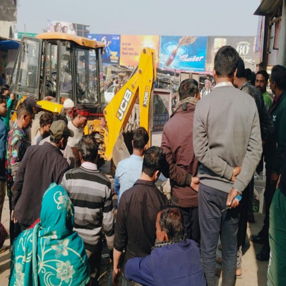 शाहजहांपुर में नाले से मिला युवक का शव:रोडवेज बस अड्डे के पास भीड़ जुटी, जेसीबी से बाहर निकाला गया