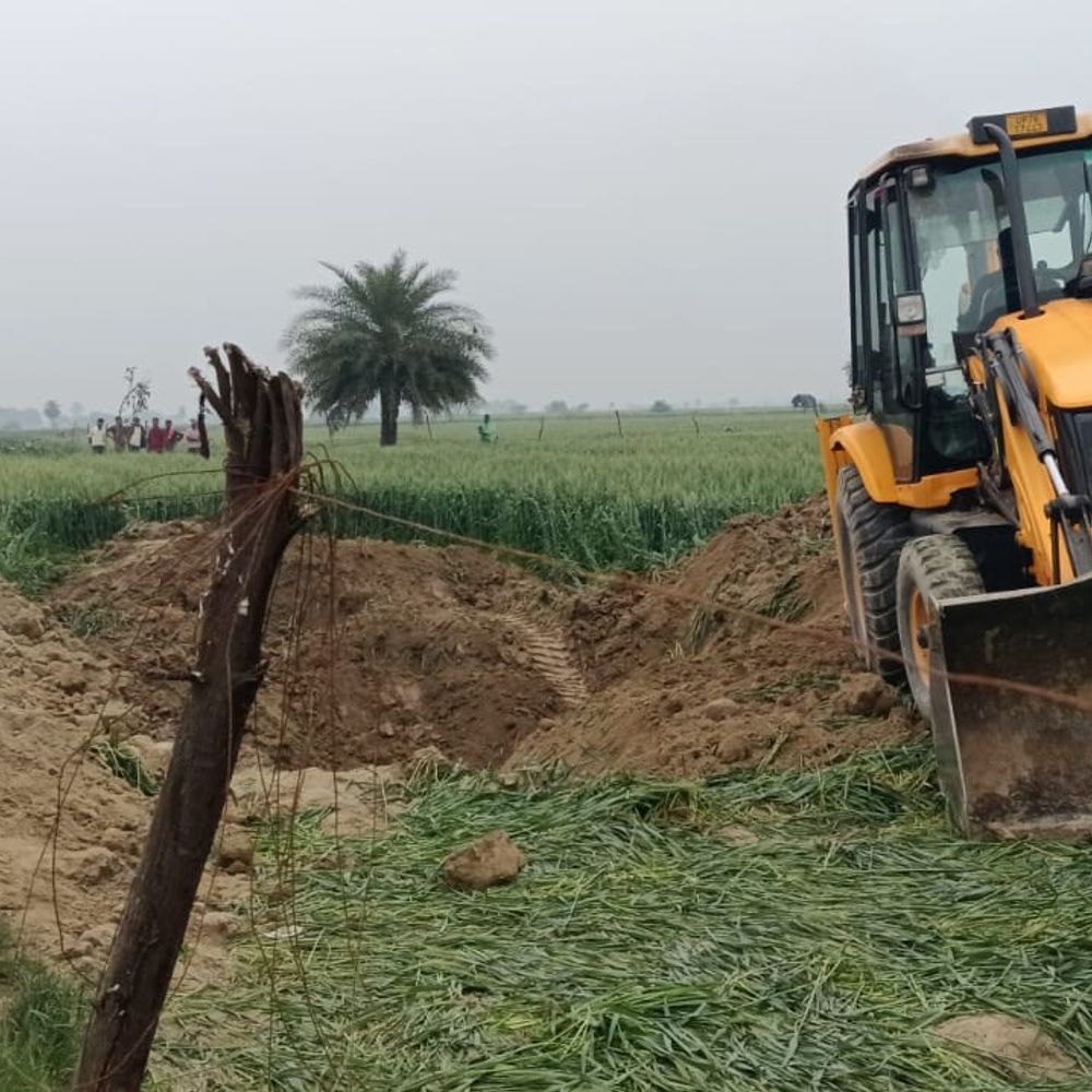 कासगंज में पत्नी की हत्या कर खेत में दफनाया शव:पुलिस ने जेसीबी की मदद से कराई खोदाई, कई पहलुओं में पति से पूछताछ