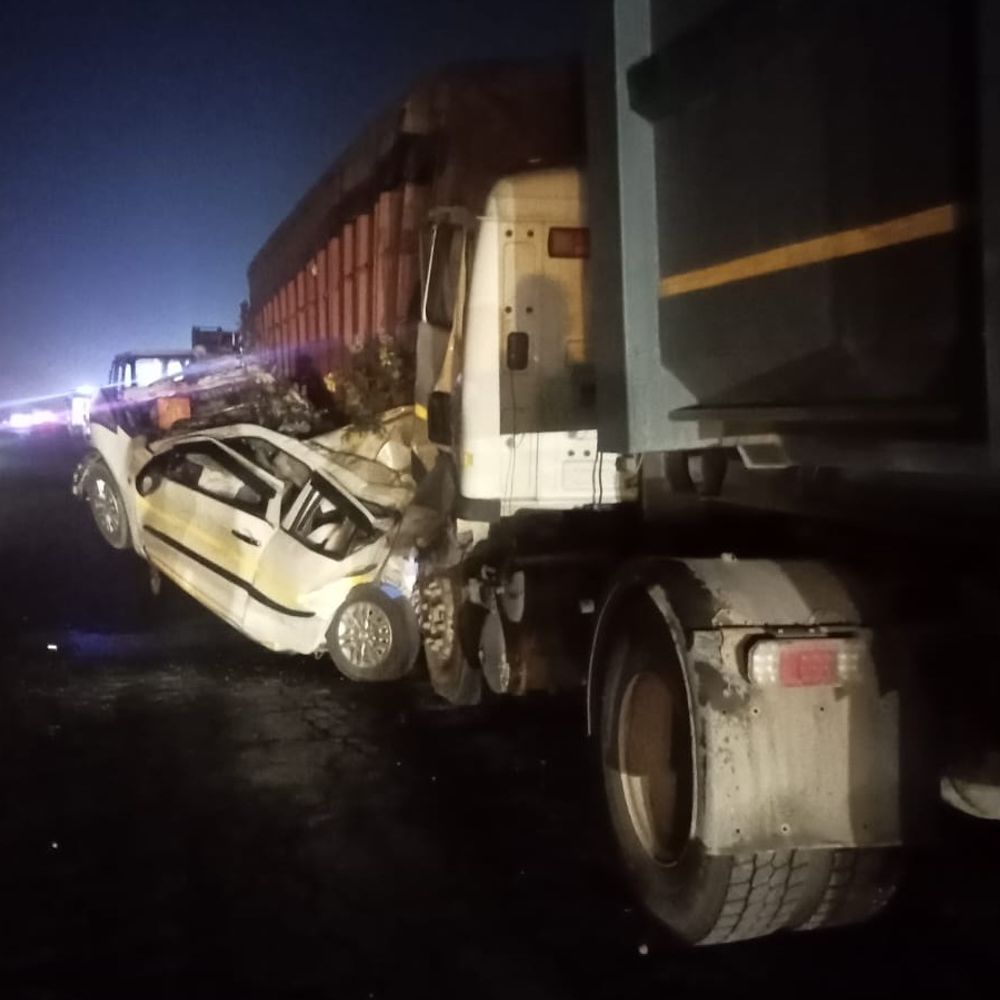 पलवल में विदेशी युवक सहित दो की मौत, महिला घायल:KMP एक्सप्रेसवे पर ट्राले के नीचे घुसी टैक्सी; ताजमहल देखने जा रहे थे पर्यटक