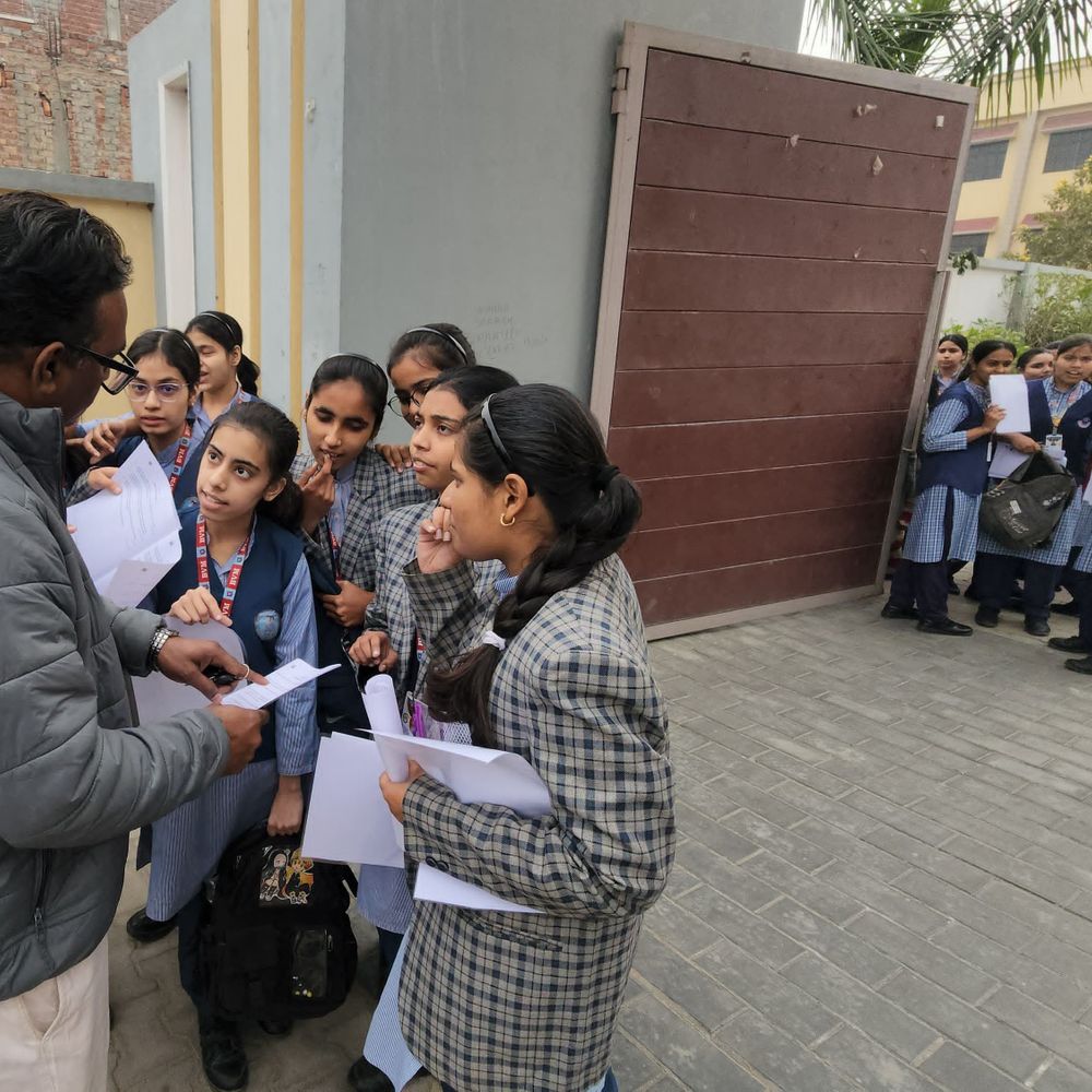 संभल में 1849 छात्रों ने दी फिजिकल एजुकेशन की परीक्षा:20 परीक्षार्थी अनुपस्थित, छात्राओं ने बताया पेपर आसान था