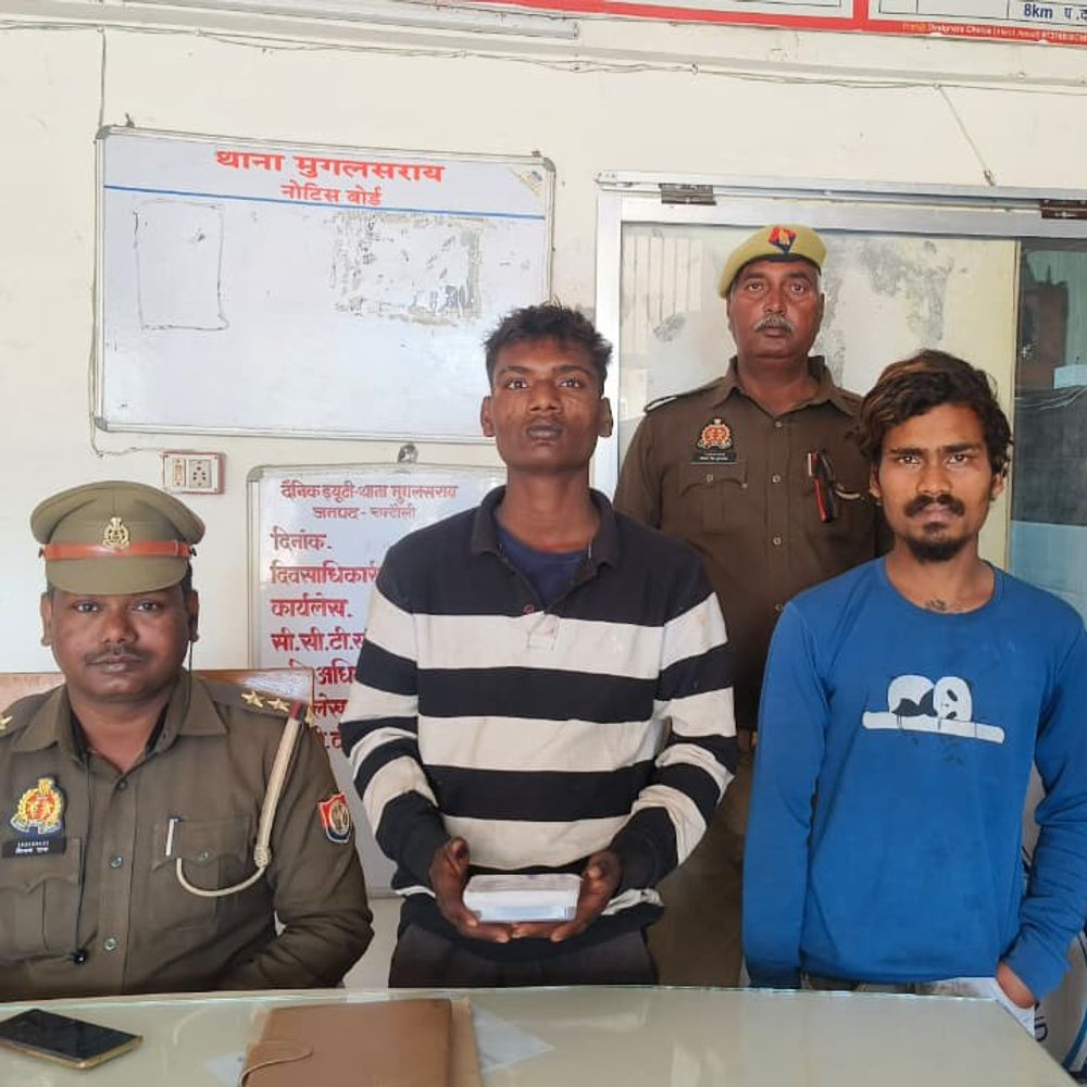 मुगलसराय पुलिस ने दो चेन स्नैचर पकड़े:चंदौली में छीना गया सोने का लॉकेट बरामद, महंगे शौक पूरे करने को करते थे वारदात