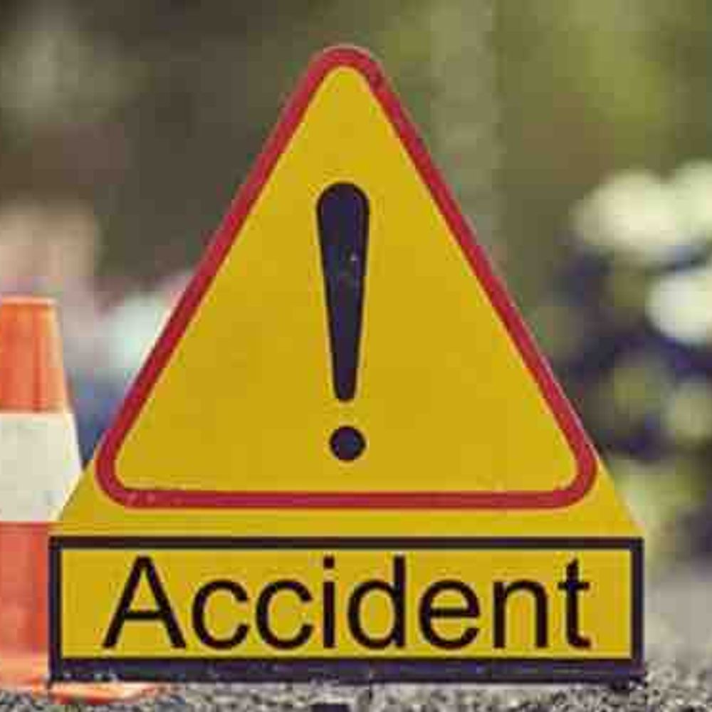 कानपुर में तेज रफ्तार कार ने स्कूटी को टक्कर मारी:10 साल की बच्ची समेत युवक घायल, FIR दर्ज