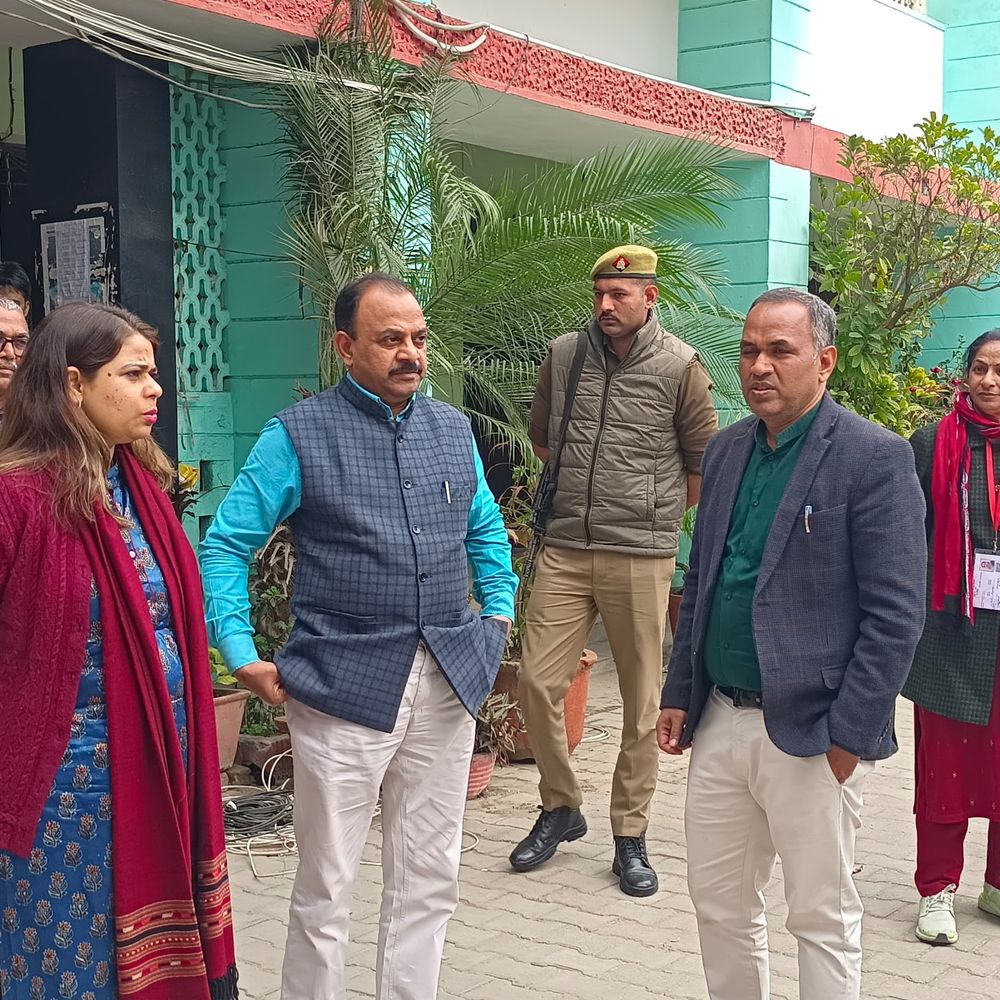 परीक्षा केंद्रों पर अचानक पहुंचीं DM:बिजनौर में बिना आईडी के मिले कक्ष निरीक्षक, नाराजगी जताई