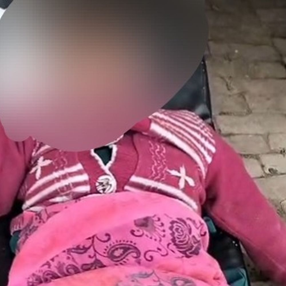 अमरोहा में सड़क किनारे मिला महिला का शव:शरीर पर चोट के गहरे निशान, हत्या की आशंका; शव की पहचान नहीं