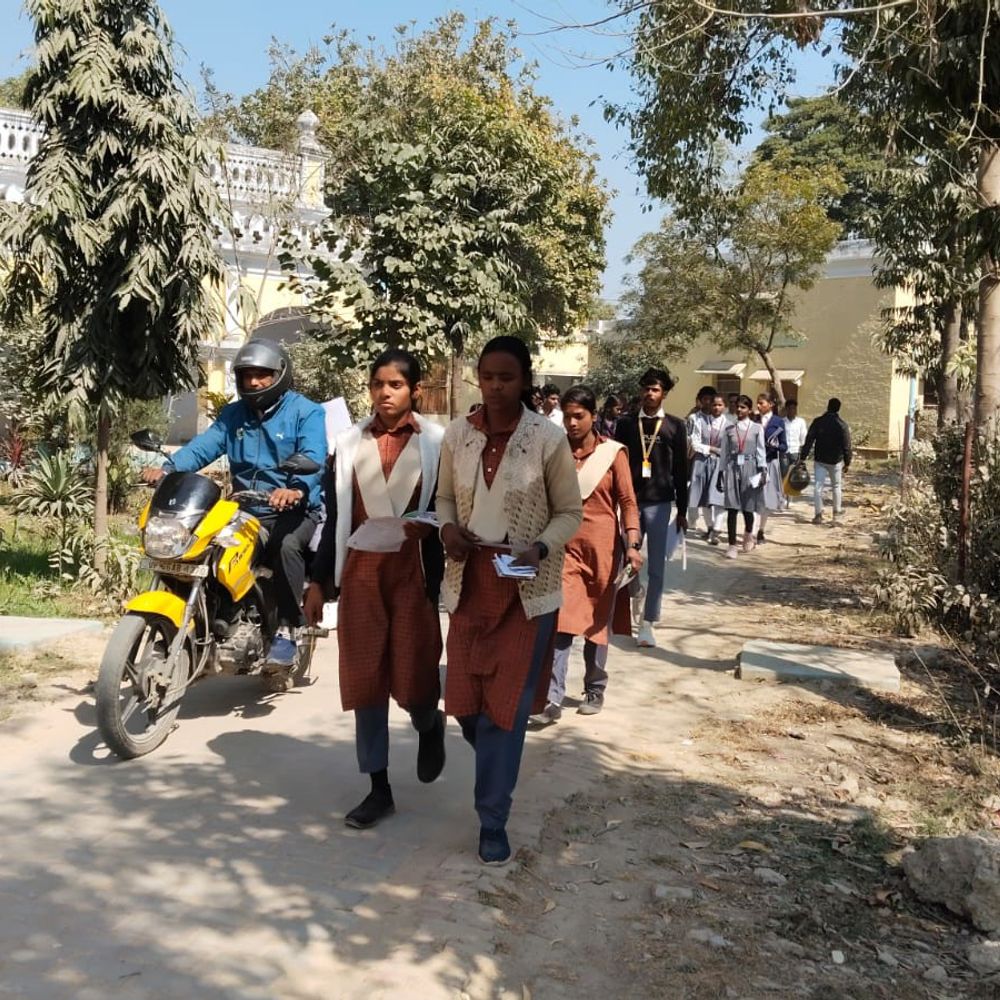 यूपी बोर्ड परीक्षा शुरू, 1398 परीक्षार्थी अनुपस्थित:कड़ी सुरक्षा में हुई पहली पाली की हाईस्कूल परीक्षा