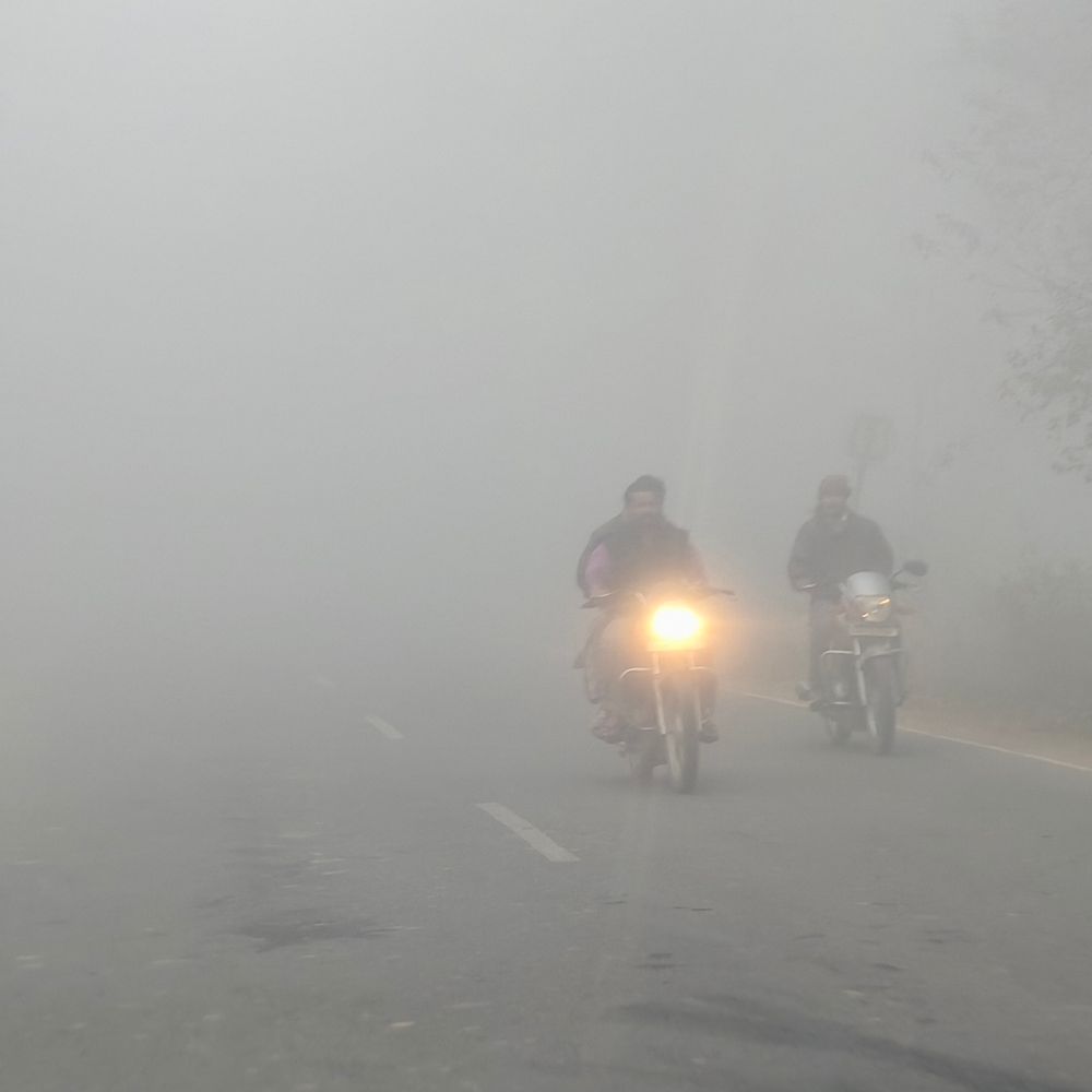 लखीमपुर खीरी में घना कोहरा छाया:एक सप्ताह बाद अचानक बदला मौसम, जनजीवन प्रभावित