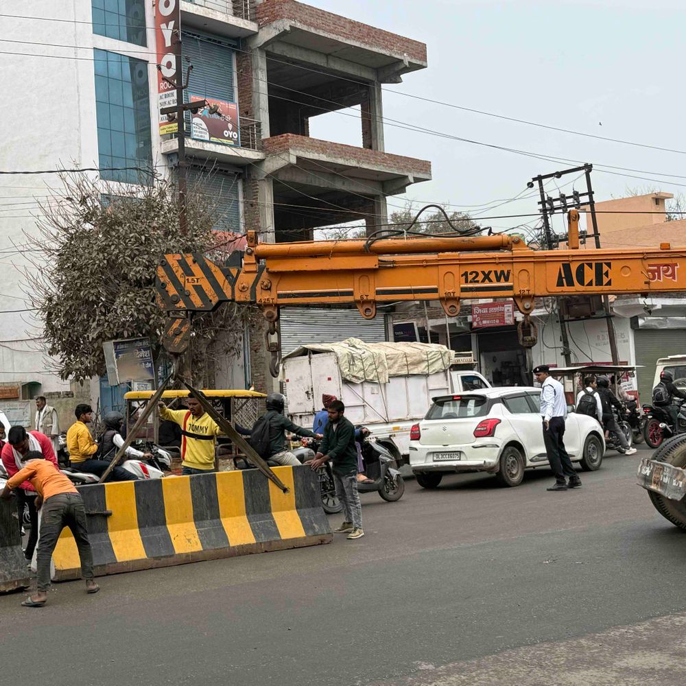 डीएवी फ्लाइओवर का अवैध कट बंद:जाम और हादसों से मिलेगी राहत, रोटरी से घूमकर ही फ्लाइओवर पर आ सकेंगे वाहन