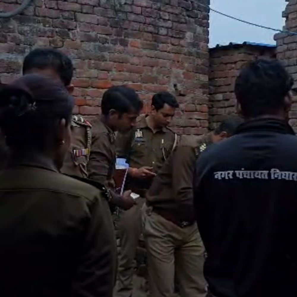 लखीमपुर में किशोरी का फंदे से लटका मिला शव:छेड़छाड़ के आरोपी से परेशान होकर की आत्महत्या, जमानत पर छूटकर आया युवक