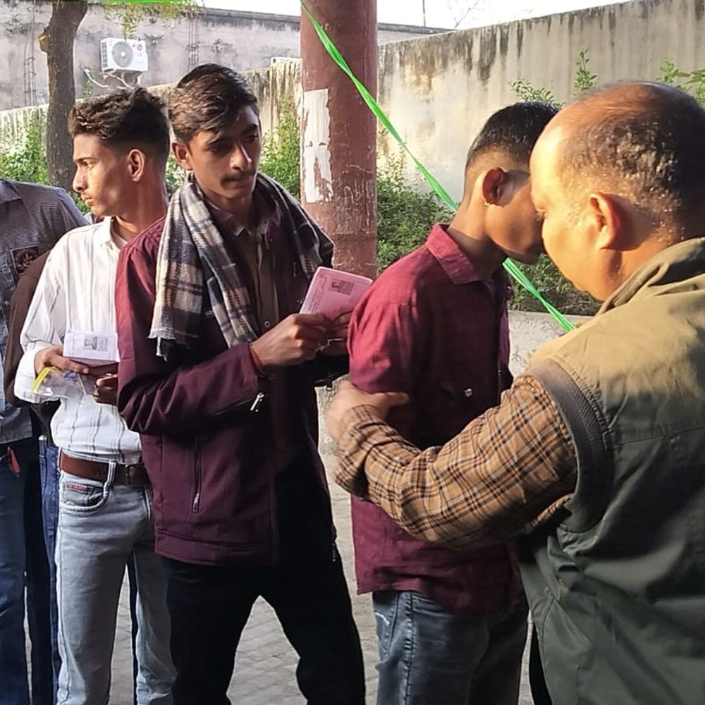 औरैया में 71 केंद्रों पर 40 हजार परीक्षार्थी:मेटल डिटेक्टर से चेकिंग, नकदी ले जाने पर रही रोक