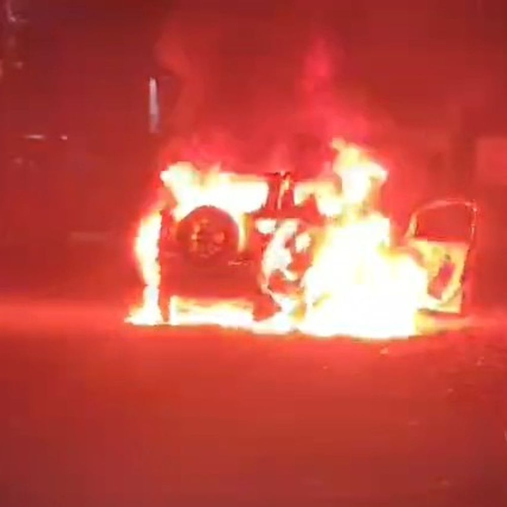 उन्नाव में खड़ी कार में लगी आग VIDEO:इको स्पोर्ट्स जलकर हुई खाक, पुलिस जांच में जुटी