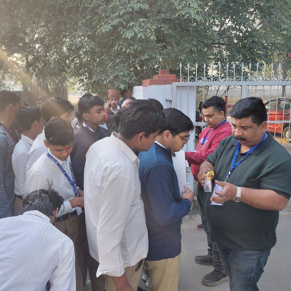 यूपी बोर्ड परीक्षा शुरू, 46 हजार छात्र देंगे एग्जाम:फर्रुखाबाद में 79 केंद्रों पर हाई स्कूल का हिंदी पेपर