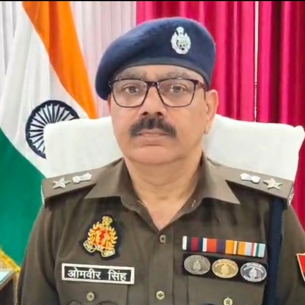 बलिया में बोर्ड परीक्षाओं के लिए पुलिस बल तैनात:एसपी ओमवीर सिंह ने केंद्रों का निरीक्षण कर दिए आवश्यक निर्देश