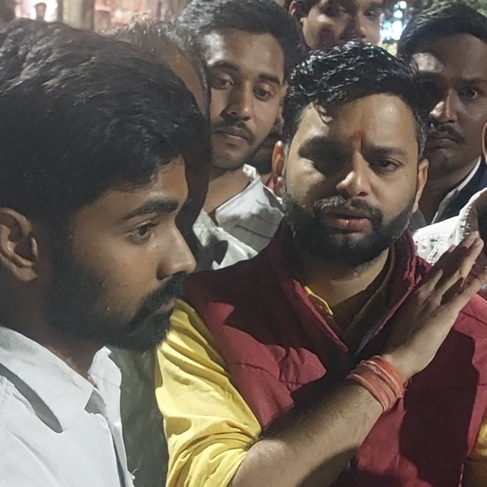 गोवंश का सिर लेकर आया कुत्ता, हंगामा कटा:रावतपुर में बजरंग दल सहित कई संगठनों ने काटा हंगामा