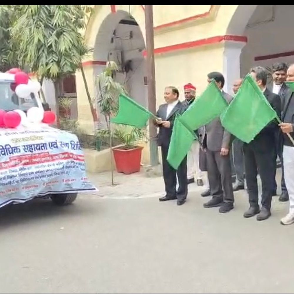 सहारनपुर में मेगा विधिक सहायता शिविर का प्रचार वाहन रवाना:जिला जज ने दीवानी न्यायालय से हरी झंडी दिखाई, टोल फ्री हेल्पलाइन भी स्थापित हुई