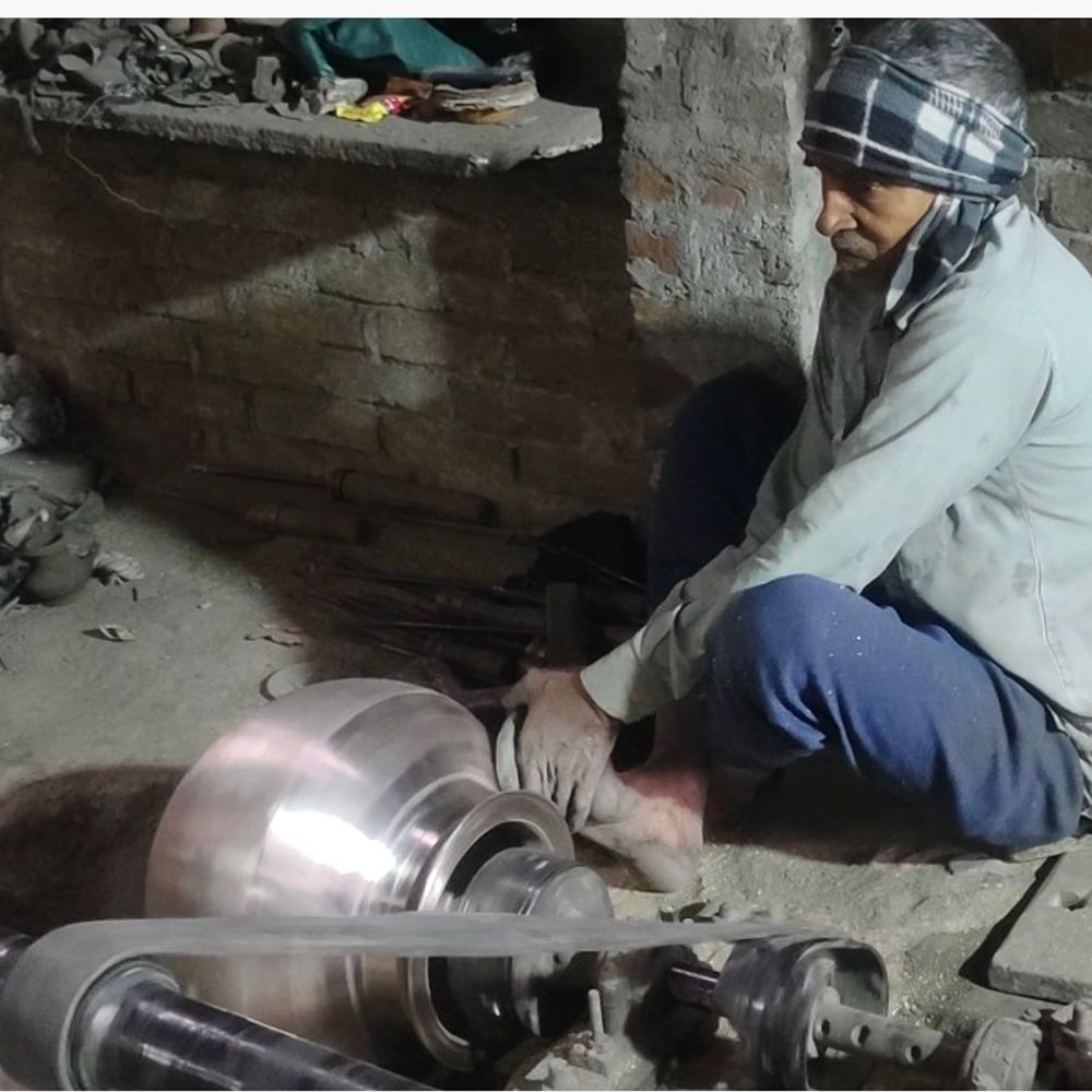 लखीमपुर खीरी के ओयल में पीतल कारोबार संकट में:पुश्तैनी कारीगरी हो रही प्रभावित, कारोबारी बोले- सरकार से नहीं मिल रही मदद