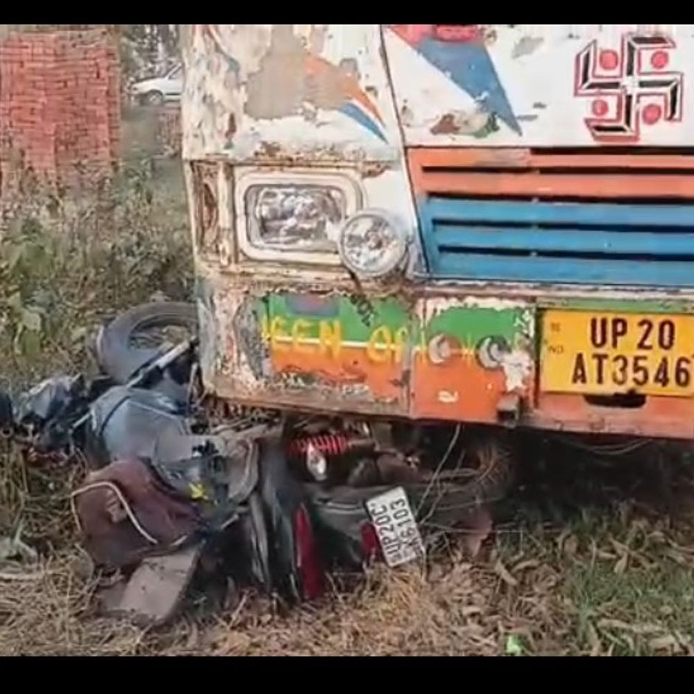 बस की टक्कर से बाइक सवार दंपती की मौत:बढ़ापुर-नगीना मार्ग पर हादसा, एक युवक गंभीर घायल, जिला अस्पताल रेफर