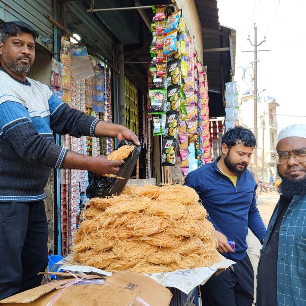 रमजान का चांद दिखते ही बाजारों में रौनक:खजूर की मिठास के बीच फलों की महंगाई ने बढ़ाई चिंता