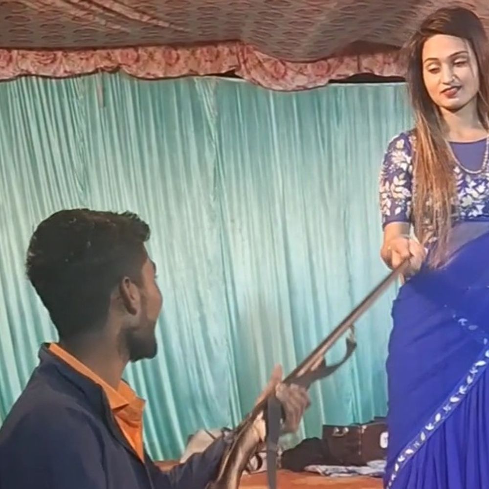 बार-बालाओं को बंदूक से पैसे देने वाला आरोपी गिरफ्तार:गोंडा पुलिस ने लाइसेंसी बंदूक बरामद कर युवक को भेजा जेल