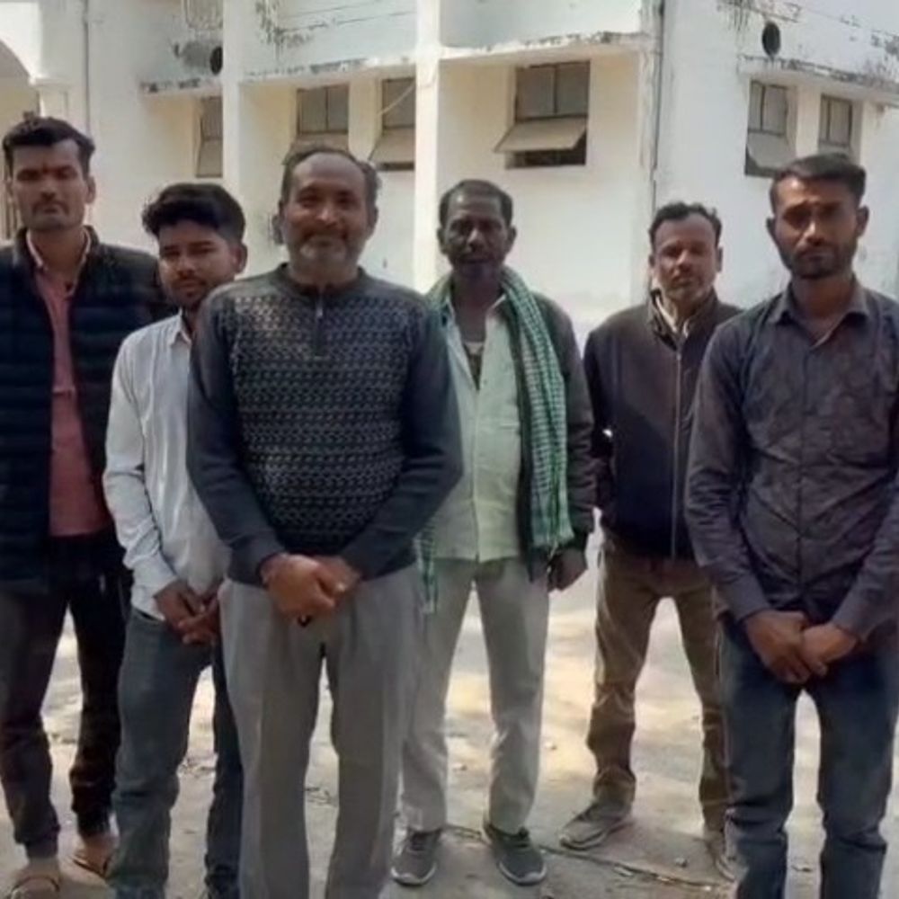 अतरौली में जर्जर सड़क, ग्रामीणों ने दी आंदोलन की चेतावनी:महोबा में 20 दिन में निर्माण शुरू न होने पर करेंगे प्रदर्शन