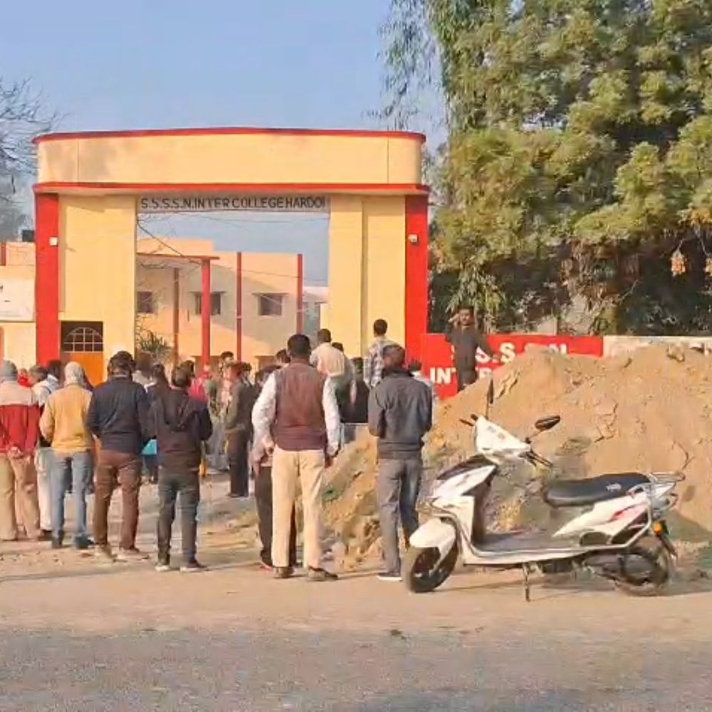 यूपी बोर्ड परीक्षा शुरू, पहले दिन हिंदी का पेपर:हरदोई के 133 केंद्रों पर 1 लाख से अधिक परीक्षार्थी शामिल