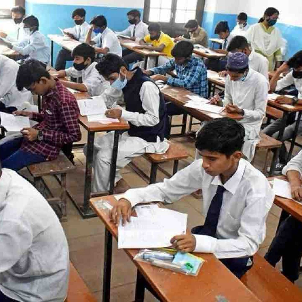 गोरखपुर में पहले दिन की बोर्ड परीक्षा हुई संपन्न:6,961 परीक्षार्थी रहे अनुपस्थित, दोनों पालियों में रही सख्त निगरानी