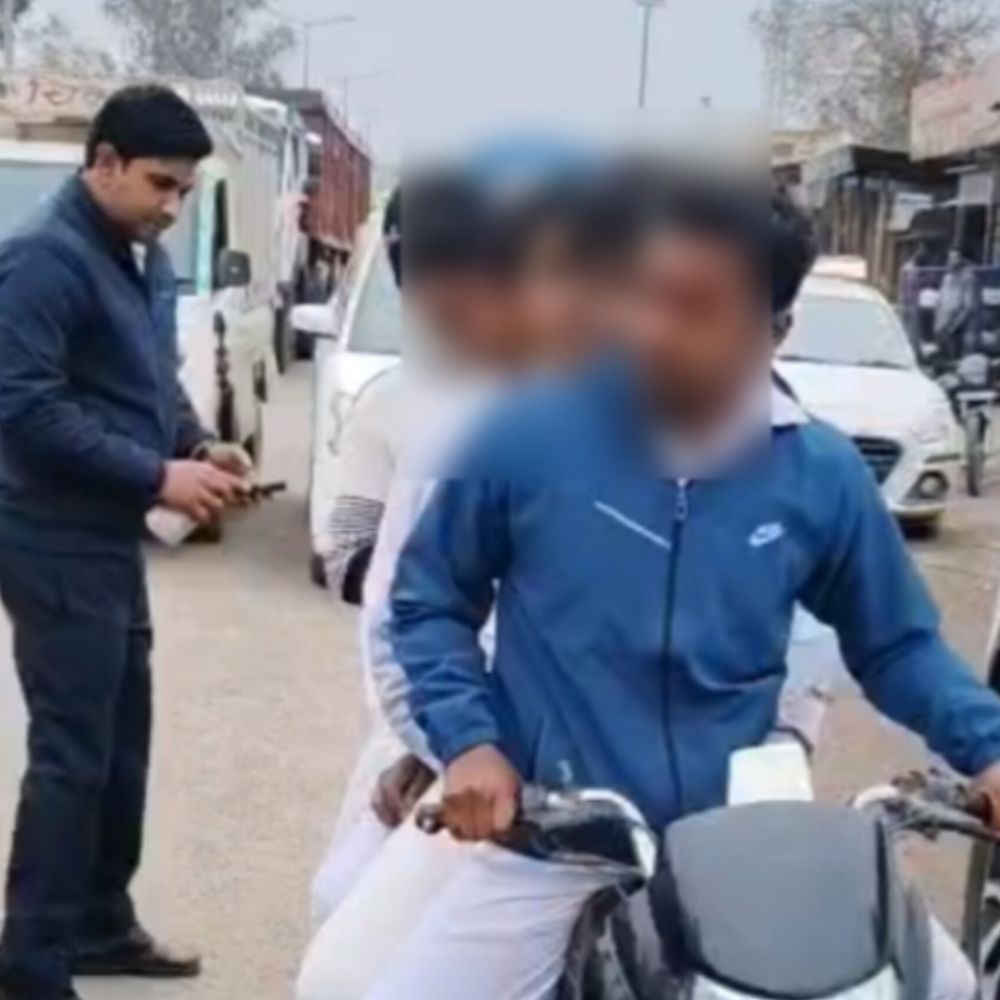 यूपी बोर्ड परीक्षा के पहले दिन यातायात नियमों का उल्लंघन:पुलिस ने चालान काटे, छात्रों को किया जागरूक