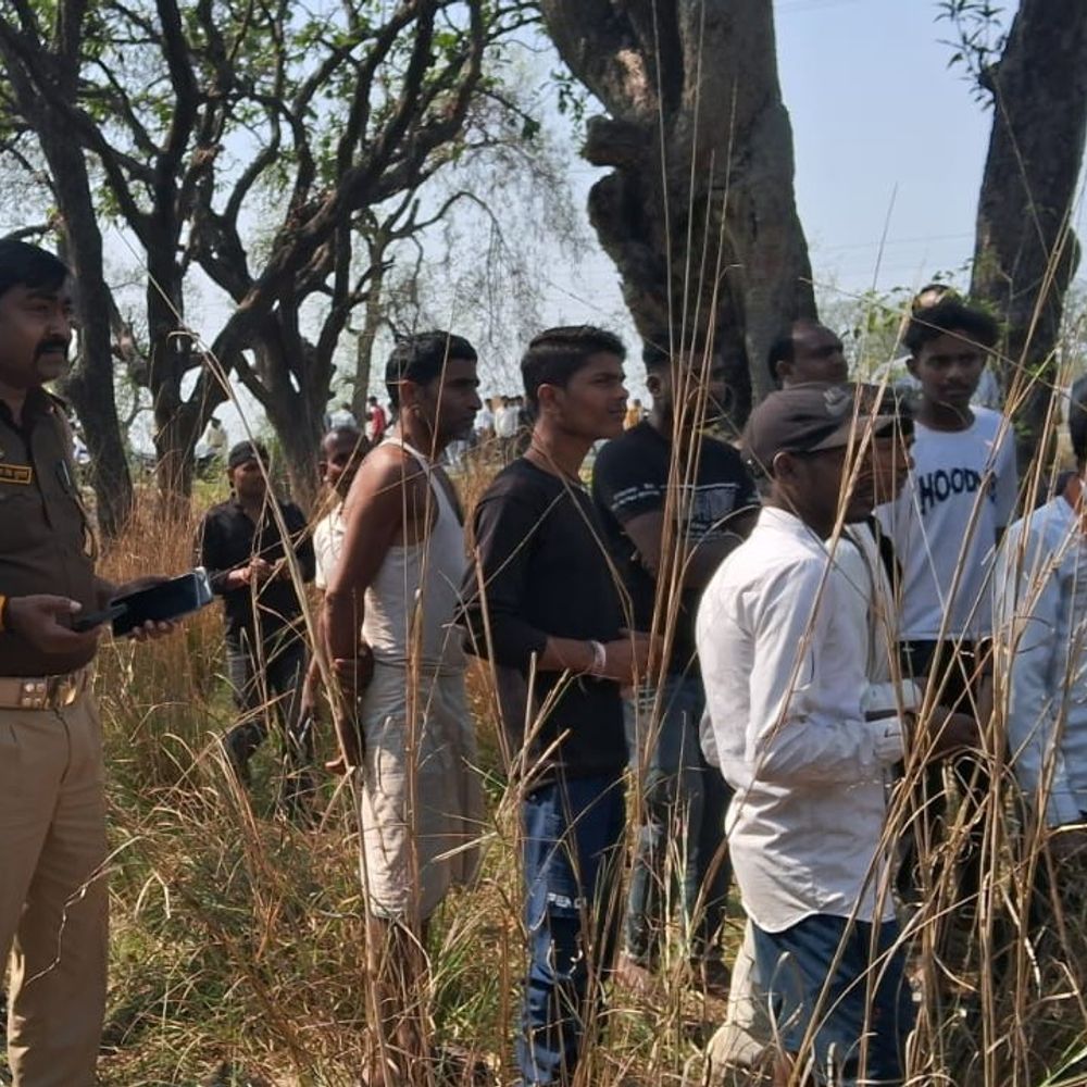 फतेहपुर में सड़क किनारे मिला बुजुर्ग का शव:जंगली जानवर ने नोचा चेहरा-पैर, जांच में जुटी पुलिस