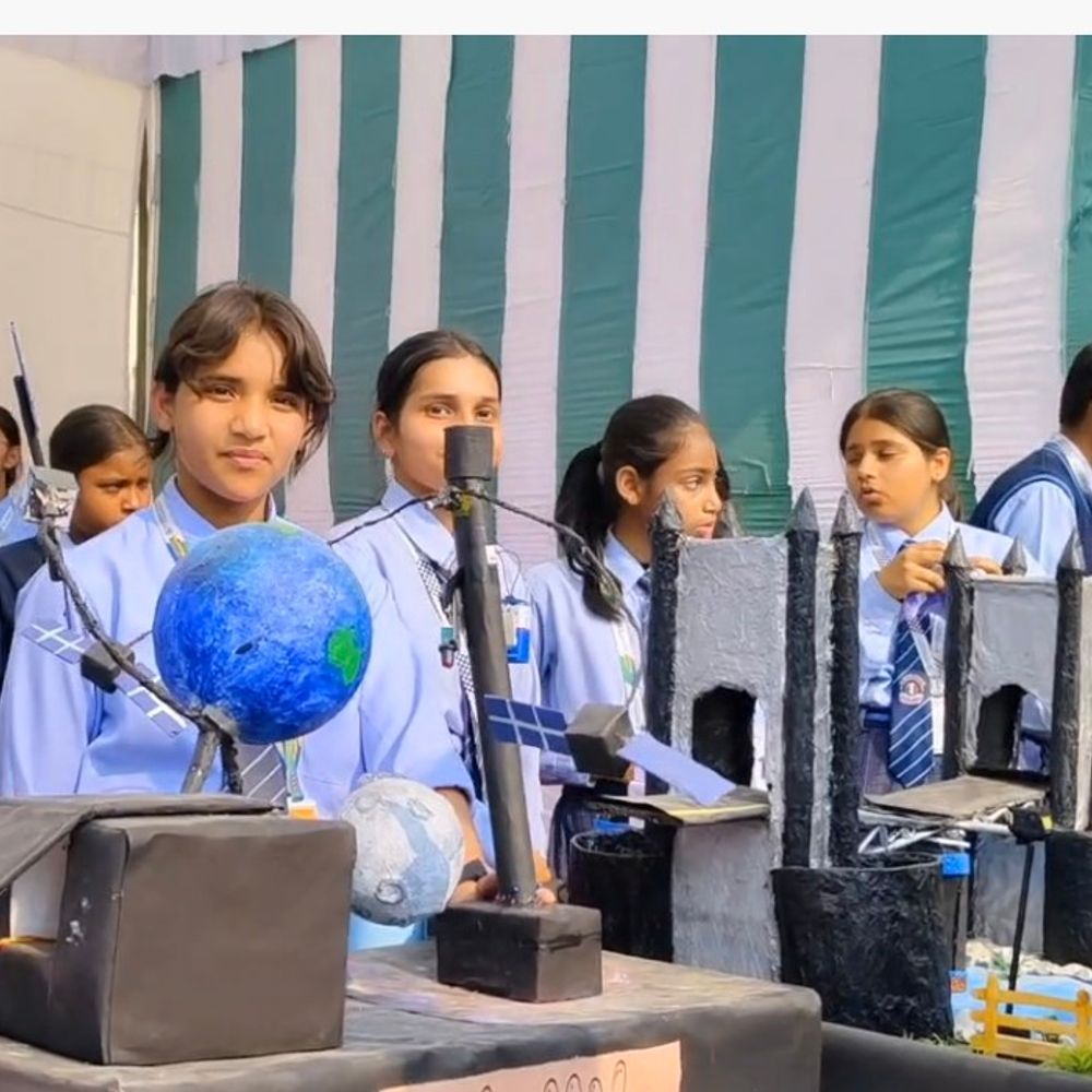 एडूफेस्ट कॉर्निवॉल में बच्चों ने दिखाई प्रतिभा:खीमपुर-खीरी में रॉकेट लॉन्च रहा मुख्य आकर्षण, कई मॉडल्स भी हुए प्रदर्शित