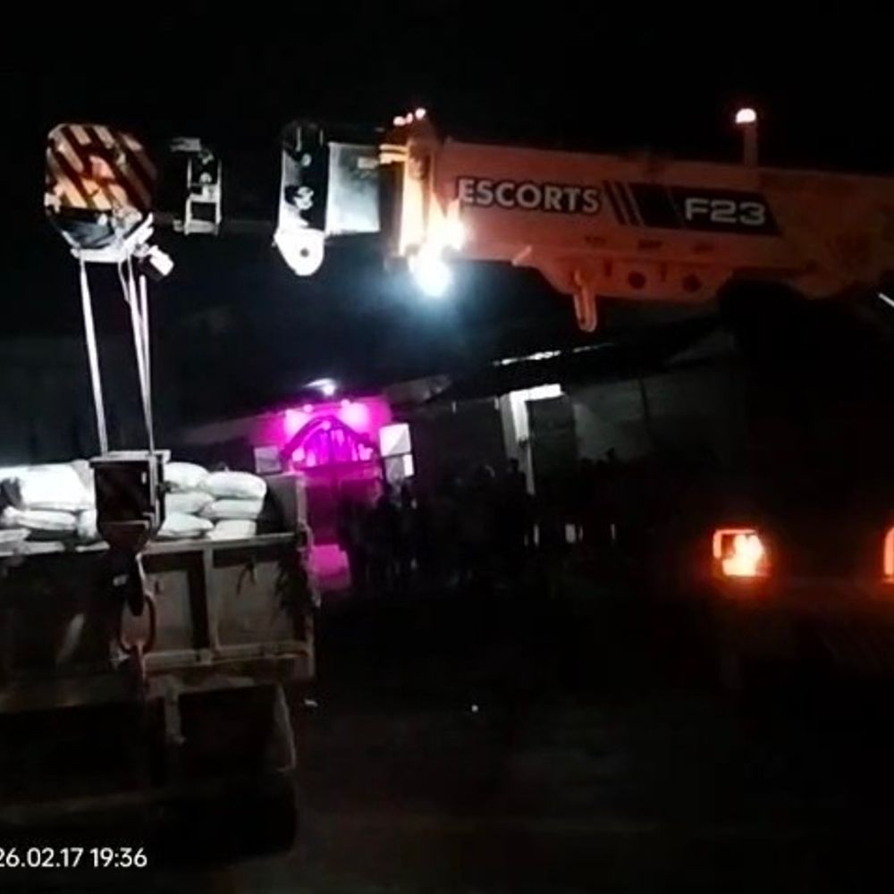 बस्ती हाईवे पर तीन वाहनों की टक्कर:बोलेरो, ट्रेलर और पिकअप की भिड़ंत में चालक गंभीर, लगा जाम