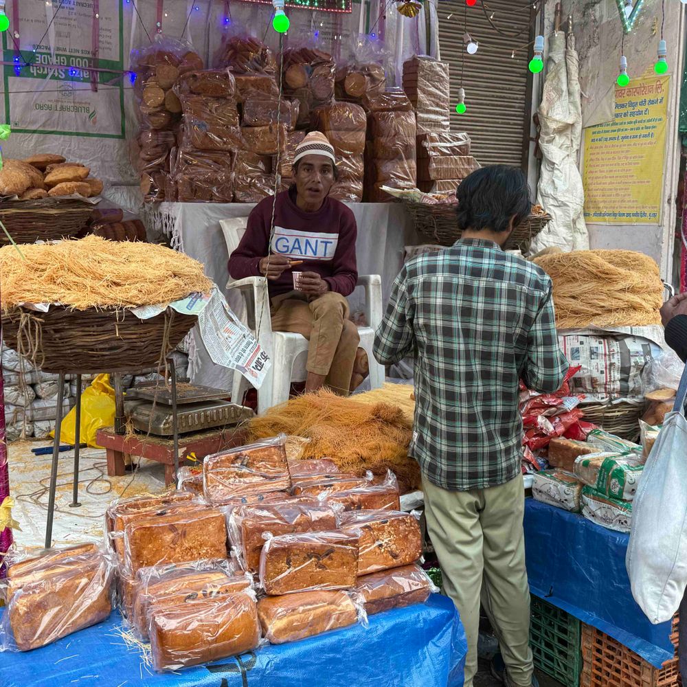 बुलंदशहर में रमजान शुरू:मस्जिदों में तरावीह, बाजारों में रौनक; बारिश से खरीदारी प्रभावित