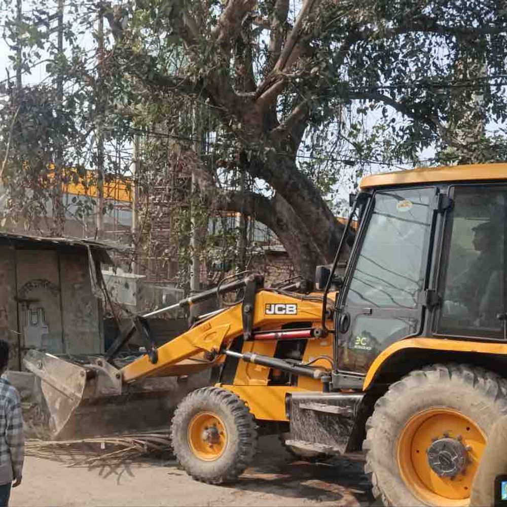 कानपुर में अतिक्रमण पर चला बुलडोजर:चावला मार्केट से सीटीआई चौराहे तक 10 से अधिक दुकानें हटाई गईं, चेतावनी भी दी