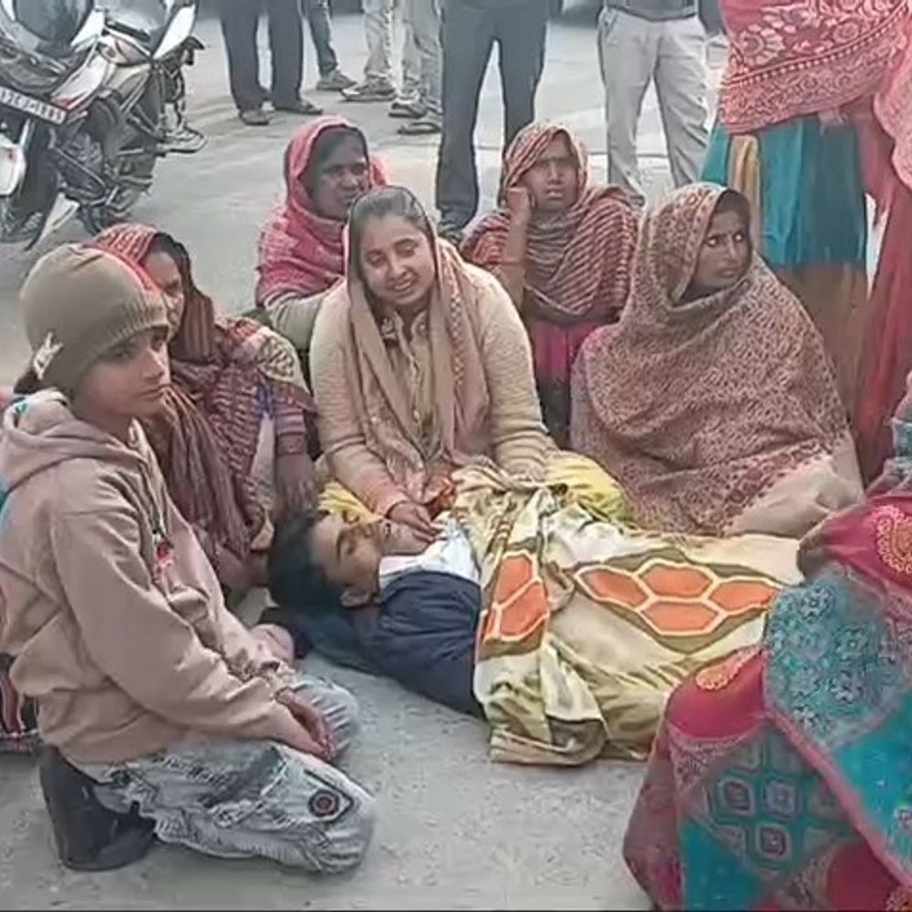 पीलीभीत बजाज चीनी मिल में ट्रैक्टर चालक की मौत:परिजनों ने शव रखकर मिल गेट पर किया विरोध प्रदर्शन