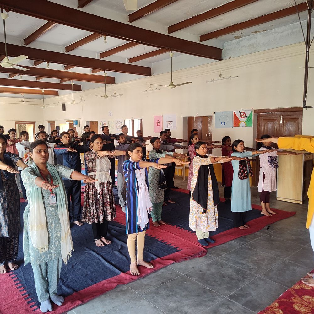 मिर्जापुर में लगा योग शिविर:बीएड छात्रों ने सूर्यनमस्कार से सर्वांगीण विकास का अभ्यास किया