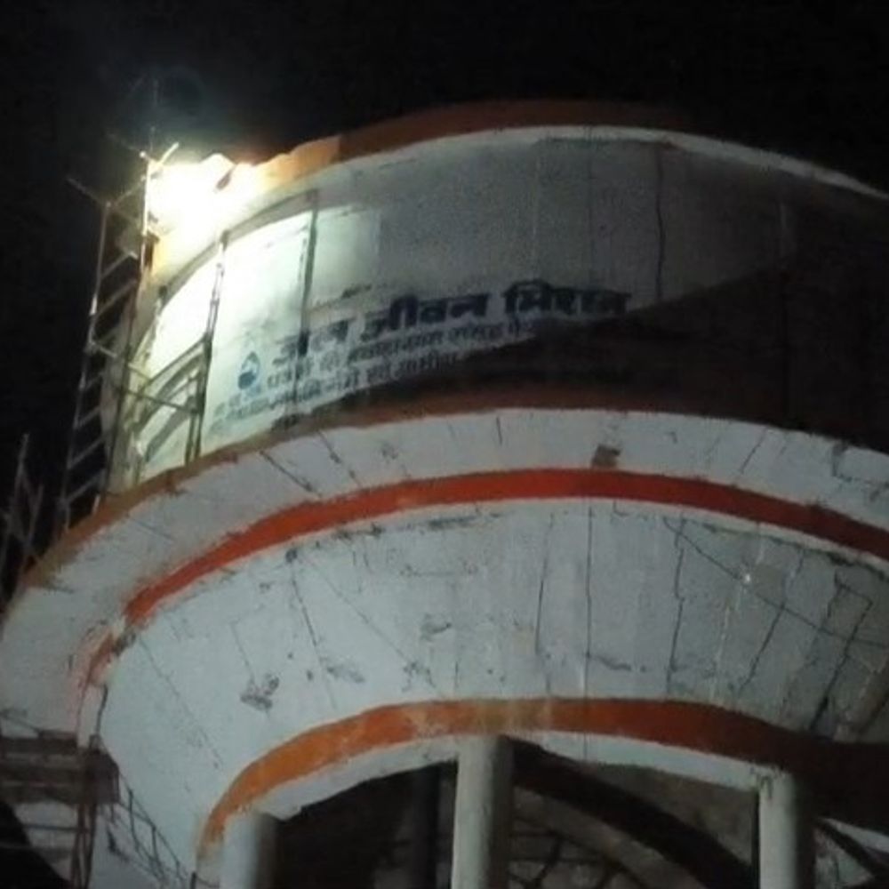 महोबा में जल जीवन मिशन की टंकी में दरारें:प्रशासन के ओवरफ्लो दावे के बीच गुपचुप मरम्मत शुरू, ठेकेदार पर सवाल