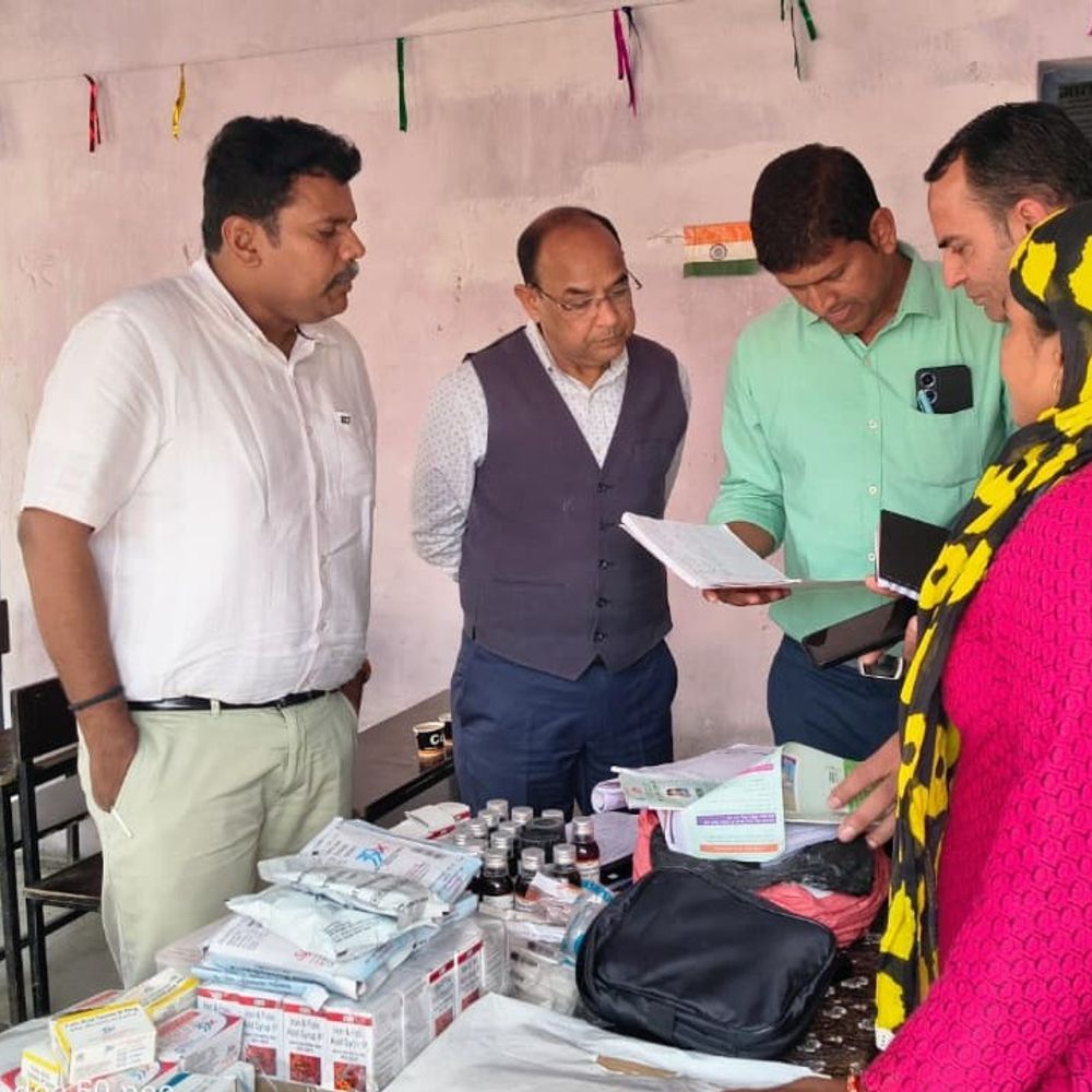 सीतापुर में डीएम को आंगनबाड़ी केंद्र पर खामियां मिलीं:एएनएम का 15 दिन का वेतन कटा, आंगनबाड़ी कार्यकत्री को नोटिस