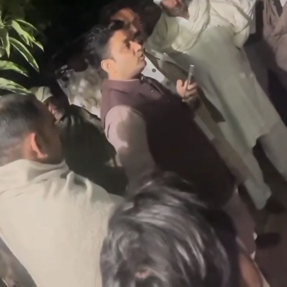 भाजपा नेता ने बिजली घर में आग लगाने की धमकी:शामली में ग्रामीणों के तार न जोड़ने पर जेई को दी धमकाया; 5 दिन बाद भी कार्रवाई नहीं