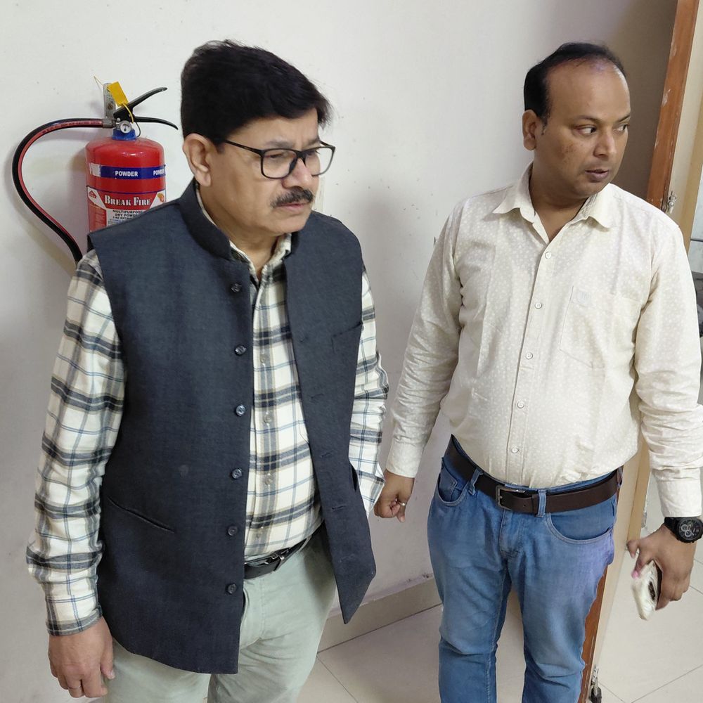 फर्रुखाबाद के लोहिया अस्पताल में CMS का निरीक्षण:नाश्ता देरी से बंटा, बेडशीट बदलने में लापरवाही, कर्मचारियों को लगाई फटकार