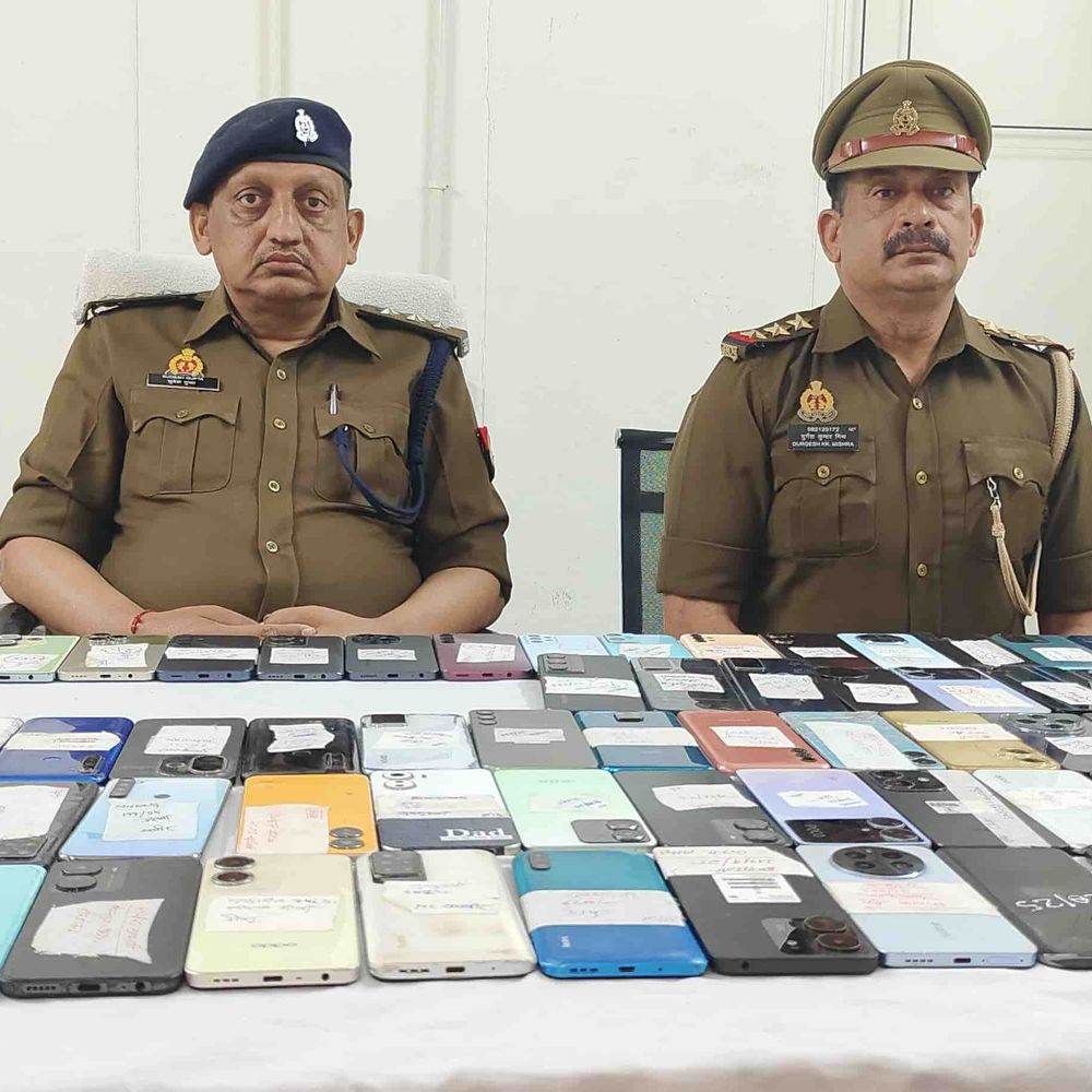 गाजियाबाद GRP ने 122 गुम मोबाइल बरामद किए:तीन महीने में मालिकों को सौंपे, कीमत 13 लाख रुपये