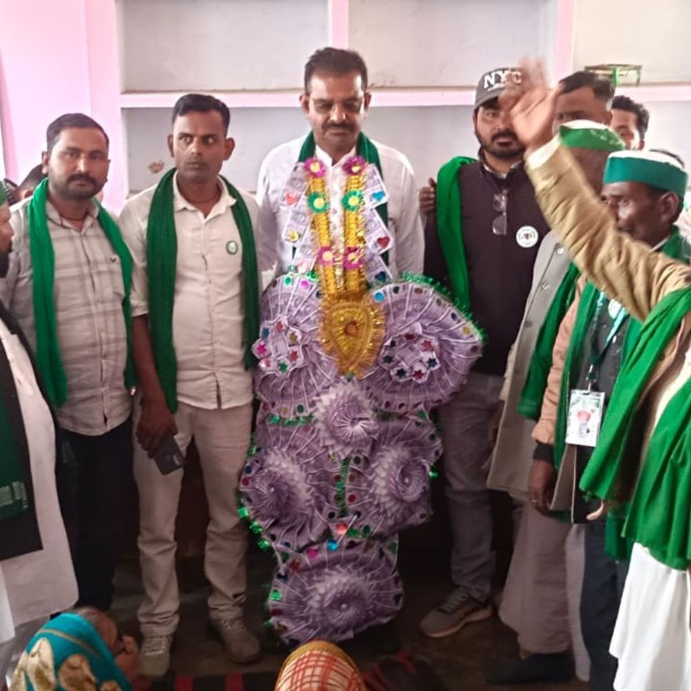 भाकियू अध्यक्ष विजेंद्र यादव बोले- व्यापार समझौता डेथ वारंट:बोले- रद्द न हुआ तो दिल्ली का घेराव करेंगे किसान, नोटों के हार से हुआ जोरदार स्वागत