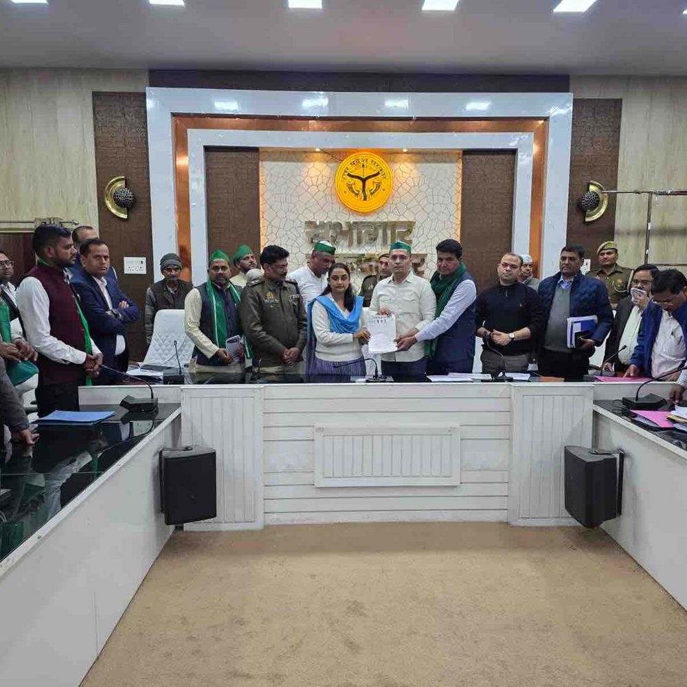 भारतीय किसान यूनियन ने दी आंदोलन की चेतावनी:किसानों की समस्याओं के समाधान के लिए बुलंदशहर डीएम को सौंपा ज्ञापन