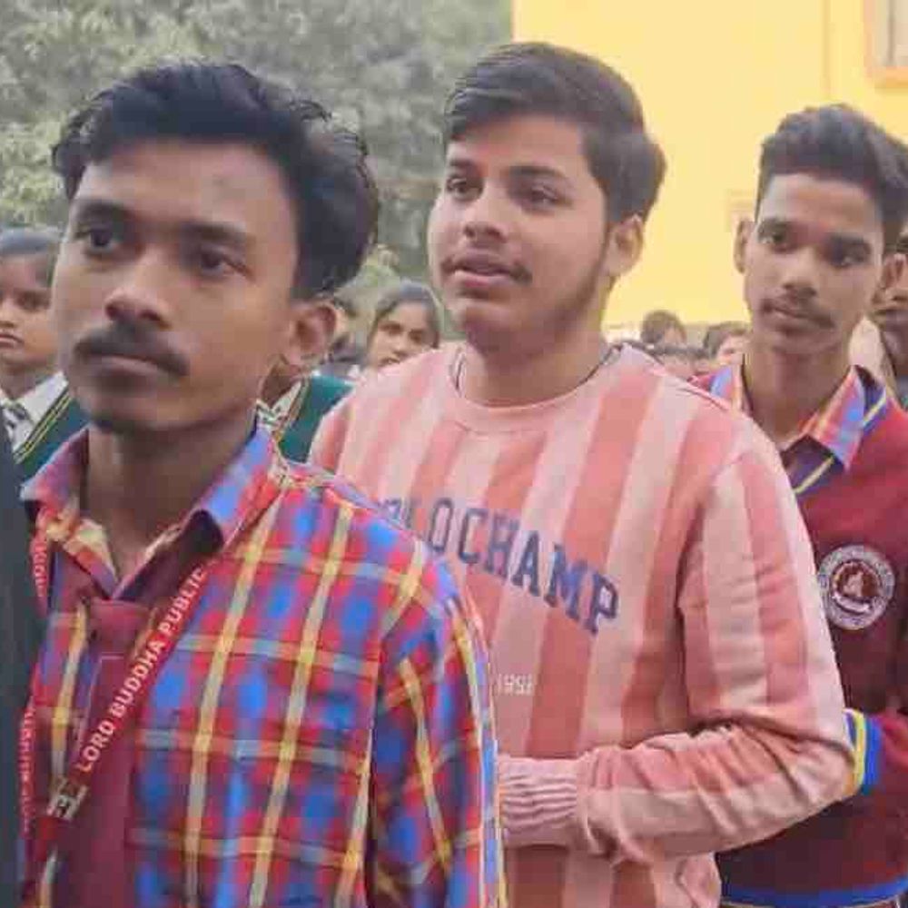 गोरखपुर के 197 केंद्रों पर शुरू हुई UP बोर्ड परीक्षा:पहले दिन हिंदी का है पेपर, प्रशासन और शिक्षा विभाग की टीम अलर्ट