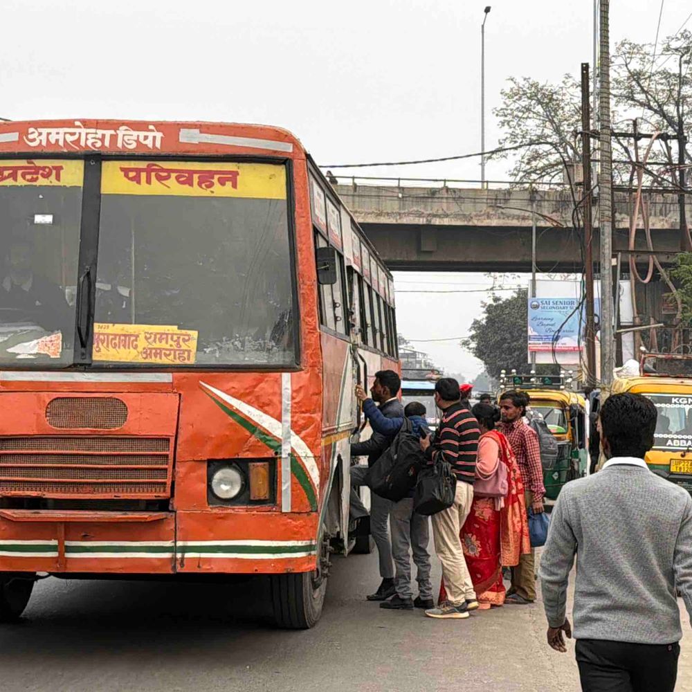 डीएम के आदेशों के बावजूद हाईवे पर रुक रहीं बसें:रामपुर में यातायात हो रहा बाधित, स्थानीय नागरिकों ने जताई चिंता